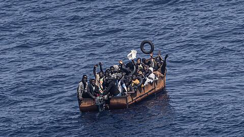 Migranten sind auf dem Weg von der Nordküste Afrikas zur italienischen Insel Lampedusa (Archivbild). Grünen-Innenpolitiker Pahlke plädiert für den Einsatz der Bundespolizei zur Seenotrettung im Mittelmeer.