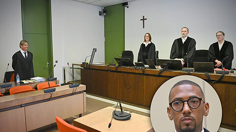 Revisionsverfahren gegen Jerome Boateng wegen vorsätzlicher Körperverletzung vor dem Bayerischen Obersten Landesgericht OLG II. Boatengs Rechtsanwalt Dr. Leonard Walischewski (l.) und die drei verantwortlichen Richter. Boateng selbst war nicht erschienen.
