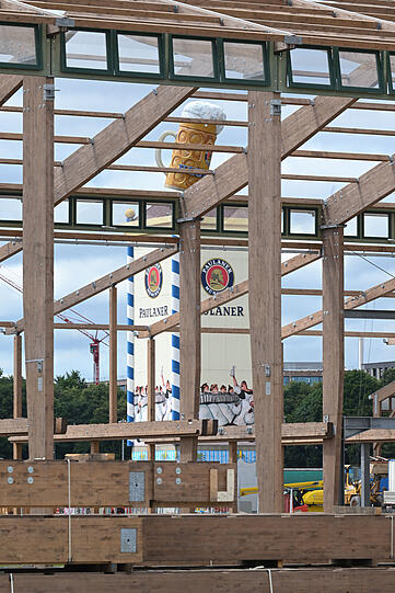 Der Paulaner-Turm steht bereits, das Zelt wird bis zur Fertigstellung noch etwas brauchen.