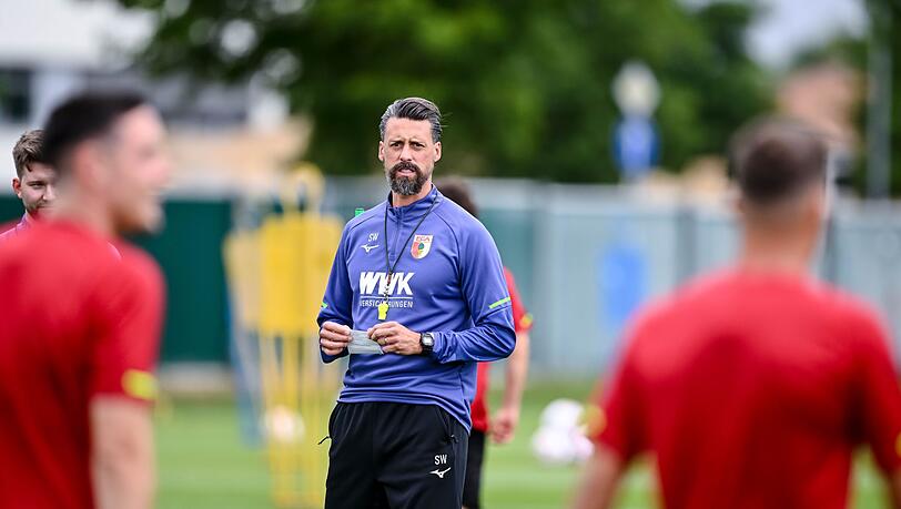 Augsburgs Trainer Sandro Wagner schickte seine Mannschaft gegen Crystal Palace gleich zweimal hintereinander auf den Platz.