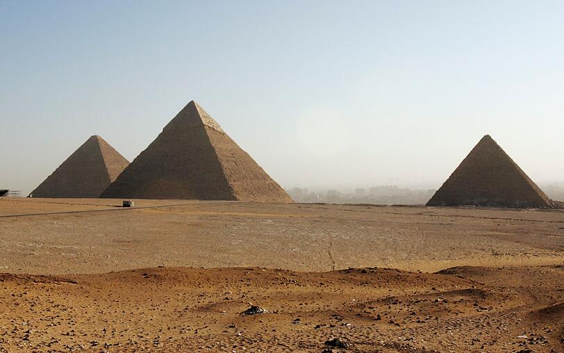 Bereits seit mehr als 5.000 Jahren nutzen Menschen die Zwiebel als Gemüse-, Gewürz- und Heilpflanze. Angeblich soll sie im alten Ägypten sogar als eine Art Zahlungsmittel beim Pyramidenbau eingesetzt worden sein oder wurde den Göttern als Opfergabe gereicht. Obendrein war sie Hauptnahrungsmittel der Sklaven, die für den Bau der Pyramiden eingesetzt wurden. Bereits seit mehr als 5.000 Jahren nutzen Menschen die Zwiebel als Gemüse-, Gewürz- und Heilpflanze. Angeblich soll sie im alten Ägypten sogar als eine Art Zahlungsmittel beim Pyramidenbau eingesetzt worden sein oder wurde den Göttern als Opfergabe gereicht. Obendrein war sie Hauptnahrungsmittel der Sklaven, die für den Bau der Pyramiden eingesetzt wurden.
