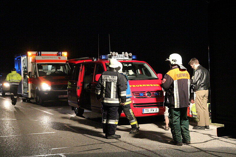 Bei einem Verkehrsunfall am Mittwochabend in Waging am See ist ein 49 Jahre alter Autofahrer ums Leben gekommen, nachdem er frontal gegen einen Baum gerast war.