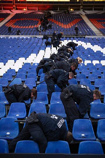 Das Fußball-Länderspiel in Hannover zwischen Deutschland und den Niederlanden ist am Dienstagabend abgesagt worden. Es bestand die Gefahr eines Sprengstoff-Anschlags. "Wir haben konkrete Hinweise gehabt, dass jemand im Stadion einen Sprengsatz zünden wollte", sagte Hannovers Polizeipräsident Volker Kluwe. Die Bilder...