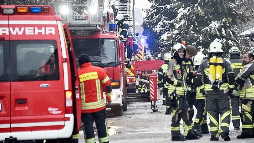 Schwere Aufgabe für die Feuerwehr in Putzbrunn: Weil der Hauptbrandherd auf der Rückseite des Hauses lag, mussten Einsatzkräfte zum Löschen mit einer Rettungsbühne über das Dach gehoben werden.