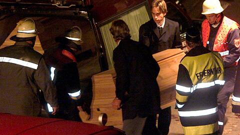 Schreckliche Erinnerungen: Rettungskräfte transportieren am Tag der Tat in der Nähe des Hauses, aus dem Martin P. schoss, eine Leiche ab.