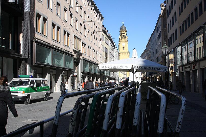 Während der Sicherheitskonferenz ist hier sowieso Polizei. Aber auch außerhalb der Siko nutzen Polizeifahrzeuge gerne diese Gegend.