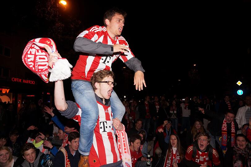Auf der Leopoldstraße in München feiern Fans des FC Bayern München den Sieg im DFB-Pokal gegen den VfB Stuttgart.