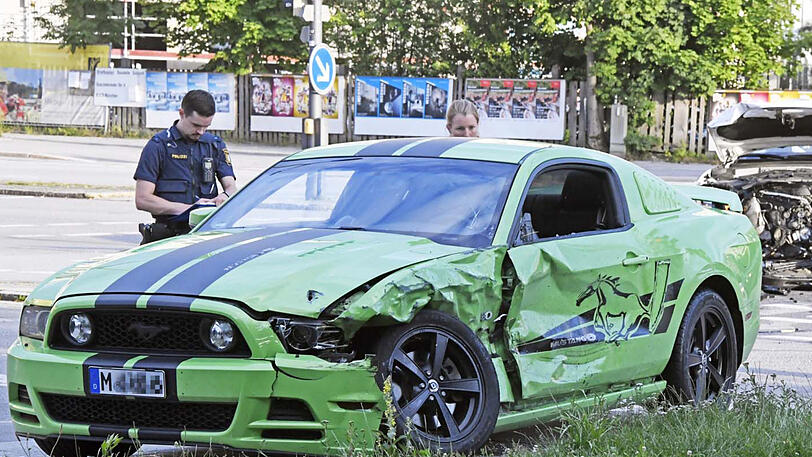 Bei einem Unfall in Obersendling wurden ein Ford Mustang und ein Audi schwer beschädigt. Die Fotos von der Unfallstelle.