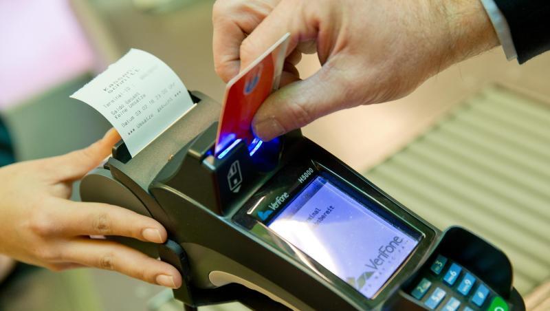 Ein Kunde zahlt in einem Supermarkt mit einer EC-Karte an der Kasse. Die Corona-Krise hat dem Bezahlen per Karte Studien zufolge einen Schub gegeben. Ein Kunde zahlt in einem Supermarkt mit einer EC-Karte an der Kasse. Die Corona-Krise hat dem Bezahlen per Karte Studien zufolge einen Schub gegeben.