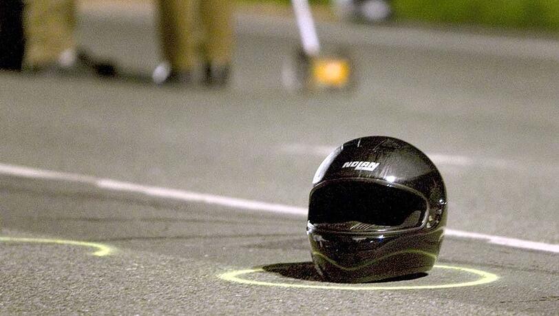 Die 16-jährige Motorradfahrerin wurde bei dem Unfall schwer verletzt (Symbolbild). Die 16-jährige Motorradfahrerin wurde bei dem Unfall schwer verletzt (Symbolbild).