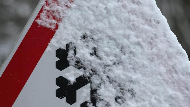 Schneebedeckt ist ein Warnschild das auf Schneeglätte hinweist. Foto: Karl-Josef Hildenbrand/dpa/Archivbild Schneebedeckt ist ein Warnschild das auf Schneeglätte hinweist. Foto: Karl-Josef Hildenbrand/dpa/Archivbild