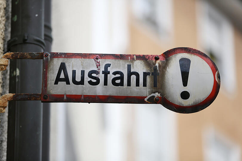 Ein Schild als echte Rarität - es erfüllt seinen Zweck immer noch.
