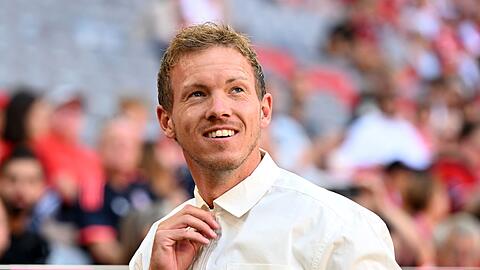 Münchens Cheftrainer Julian Nagelsmann steht vor dem Spiel im Stadion.