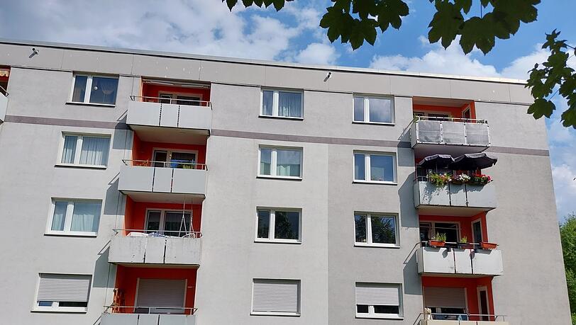 Ganz oben am rechten Balkon hat Konstantin Kurtz das Balkonkraftwerk aufgehängt. Am Donnerstag muss er es entfernen.