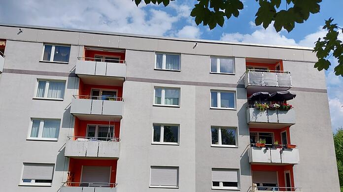 Ganz oben am rechten Balkon hat Konstantin Kurtz das Balkonkraftwerk aufgehängt. Am Donnerstag muss er es entfernen.