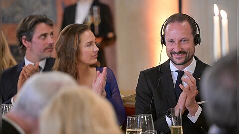 Kronprinz Haakon von Norwegen guter Laune beim Dinner in der Residenz.