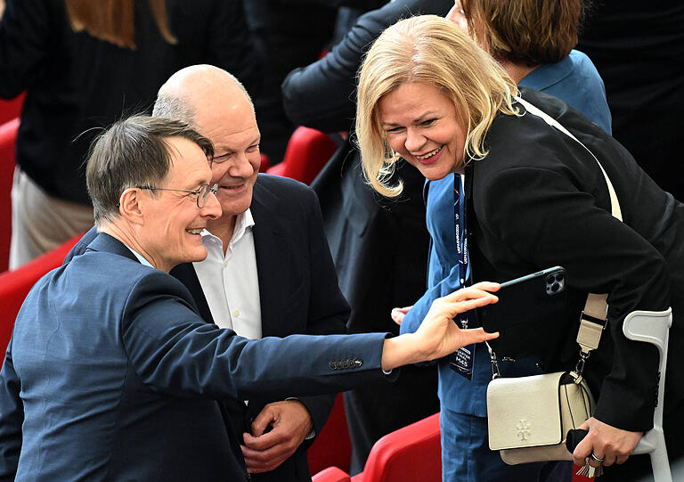 Auch die deutschen Politiker unterstützen die Nationalelf: v.l. Karl Lauterbach, Bundeskanzler Olaf Scholz und Nancy Faeser, Bundesministerin des Innern und für Heimat der Bundesrepublik Deutschland.