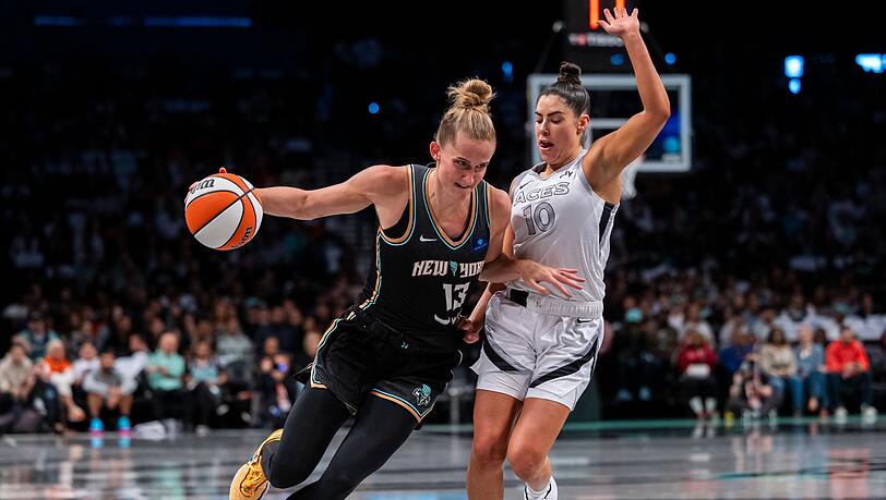 Leonie Fiebich (l) muss in den WNBA-Playoffs mit den New York Liberty in ein viertes Halbfinale gegen Las Vegas.