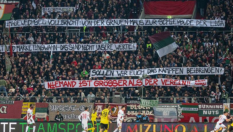 Die Augsburger Fans üben auf Spruchbändern Kritik am Weg der Vereinsführung mit Sandro Wagner.