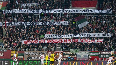 Die Augsburger Fans üben auf Spruchbändern Kritik am Weg der Vereinsführung mit Sandro Wagner.