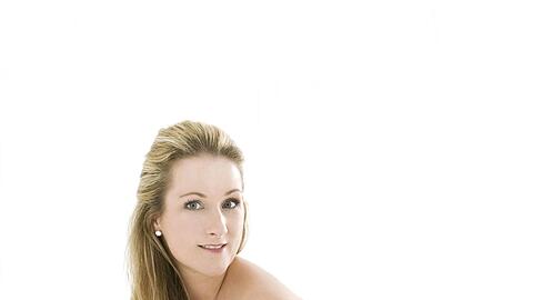 Diana Damrau exponiert sich in explodiertem Beige.