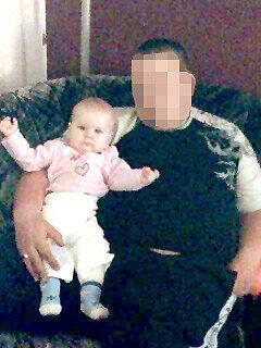 Sarah (&dagger;3) aus Thalmässing (hier mit ihrem bereits verurteilten Vater) starb einen qualvollen Hungertod.