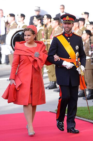 Guillaume trägt eine Gala-Uniform.