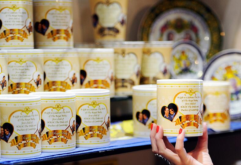 In den Souvenirläden der Londoner Innenstadt werden bereits Erinnerungsstücke zur Geburt des "Royal Babys" angeboten. Da weder Geschlecht noch Name oder Geburtstermin des kleinen Thronfolgers bislang bekannt sind, dürfte sich der Sammlerwert der "neutralen" Baby-Souvenire allerdings in Grenzen halten.