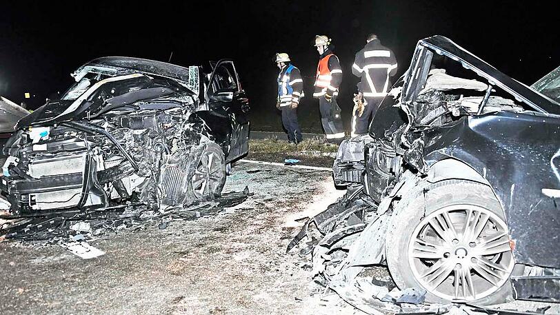Frontalcrash: Beide Autos werden komplett zerstört.