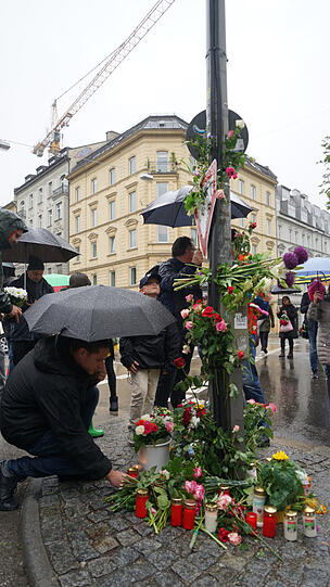 Rund 250 Menschen haben am Dienstagabend um den getöteten Elfjährigen getrauert. Die emotionalen Bilder.