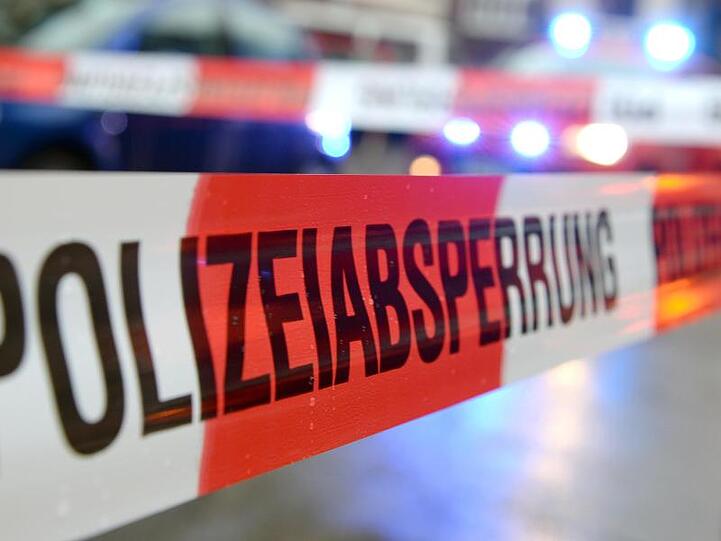 Ein Flatterband mit der Aufschrift "Polizeiabsperrung" ist an einem Einsatzort zu sehen. Foto: Patrick Seeger/Archivbild