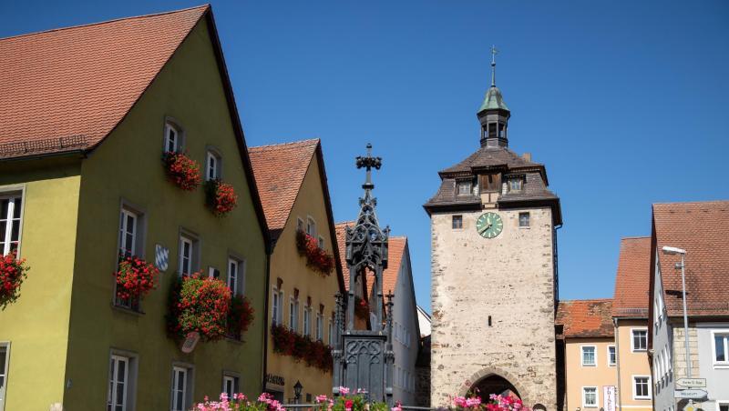 Leutershausen: Der historische Röhrenbrunnen steht vor dem Rathaus (M) und dem Oberen Tor Turm. Foto: Daniel Karmann Leutershausen: Der historische Röhrenbrunnen steht vor dem Rathaus (M) und dem Oberen Tor Turm. Foto: Daniel Karmann