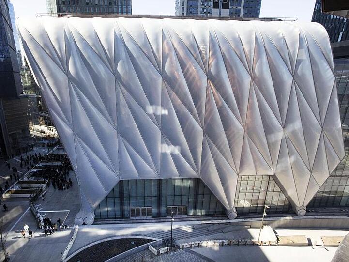 "Flugzeughangar in Daunendecke"? "The Shed" in New York.