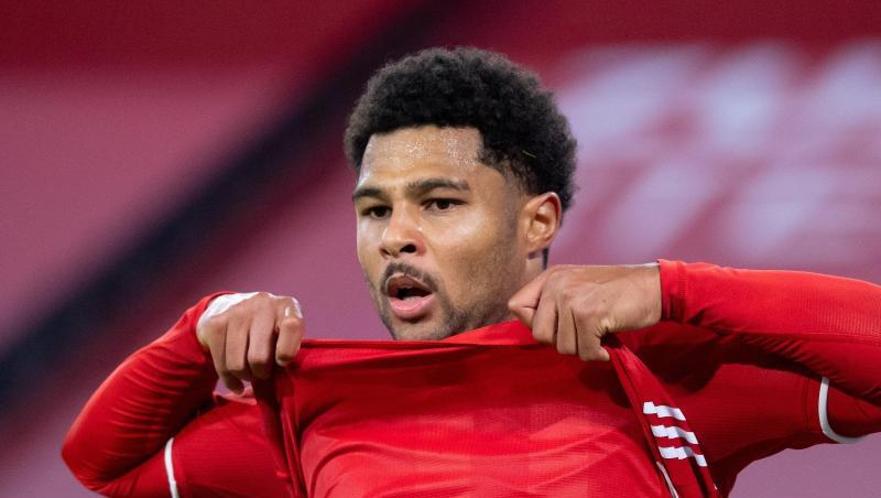 Serge Gnabry von München zieht auf dem Platz sein trikot hoch.