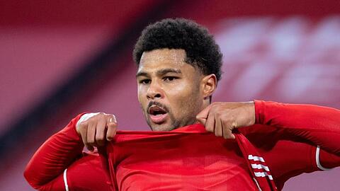 Serge Gnabry von München zieht auf dem Platz sein trikot hoch.