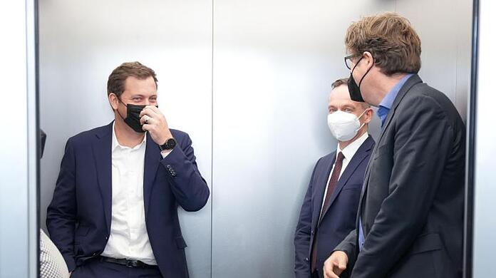 Lars Klingbeil (SPD; l-r), Volker Wissing (FDP), und Michael Kellner (Grüne) nach einer Pressekonferenz. Die Gespräche über die Bildung einer Ampel-Koalition gehen in eine erste entscheidende Phase.