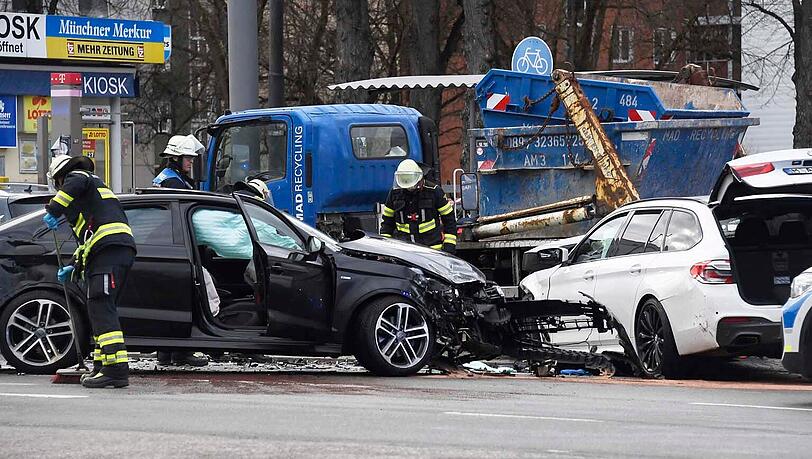 Der BMW-Fahrer wurde bei dem Unfall schwer verletzt und kam ins Krankenhaus.