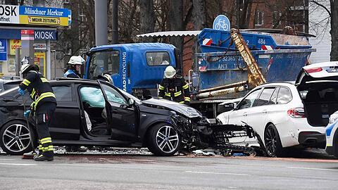 Der BMW-Fahrer wurde bei dem Unfall schwer verletzt und kam ins Krankenhaus.