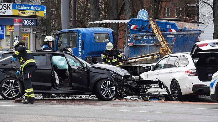 Der BMW-Fahrer wurde bei dem Unfall schwer verletzt und kam ins Krankenhaus.