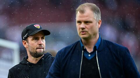 Müssen den Weg in die Relegation antreten: Stuttgarts Trainer Sebastian Hoeneß (l) und  Sportdirektor Fabian Wohlgemuth (r).