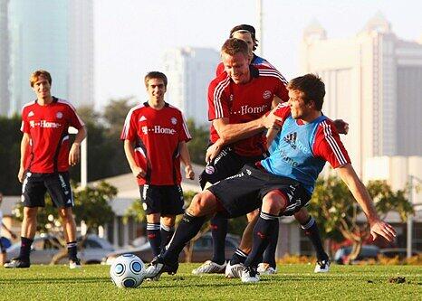 Beim Spaßkick im Trainingslager in Dubai: Michael Rensing (vorne).