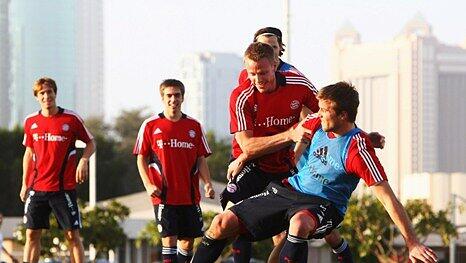 Beim Spaßkick im Trainingslager in Dubai: Michael Rensing (vorne).