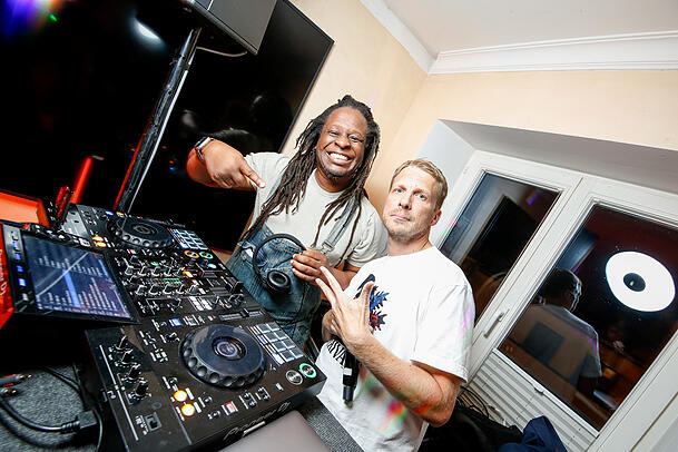 Mola Adebisi und Oliver Pocher als DJs. Mola Adebisi und Oliver Pocher als DJs.