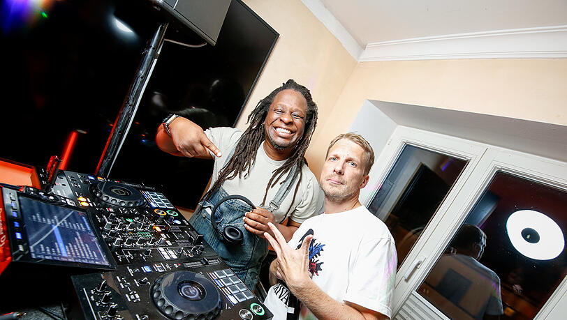 Mola Adebisi und Oliver Pocher als DJs. Mola Adebisi und Oliver Pocher als DJs.