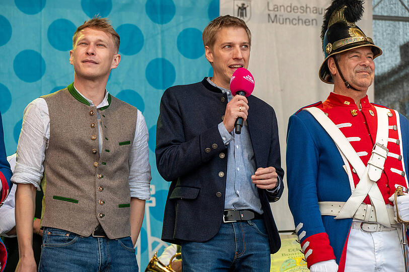OB Dominik Krause eröffnet gemeinsam mit der Stadtwache Würmesia den 868. Geburtstag der Stadt München. An seiner Seite: Krauses Ehemann Sebastian Müller (l.). OB Dominik Krause eröffnet gemeinsam mit der Stadtwache Würmesia den 868. Geburtstag der Stadt München. An seiner Seite: Krauses Ehemann Sebastian Müller (l.).