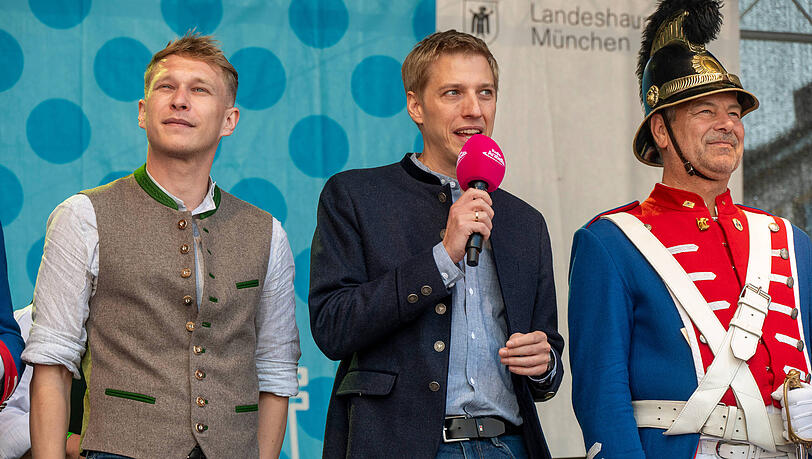 OB Dominik Krause eröffnet gemeinsam mit der Stadtwache Würmesia den 868. Geburtstag der Stadt München. An seiner Seite: Krauses Ehemann Sebastian Müller (l.). OB Dominik Krause eröffnet gemeinsam mit der Stadtwache Würmesia den 868. Geburtstag der Stadt München. An seiner Seite: Krauses Ehemann Sebastian Müller (l.).