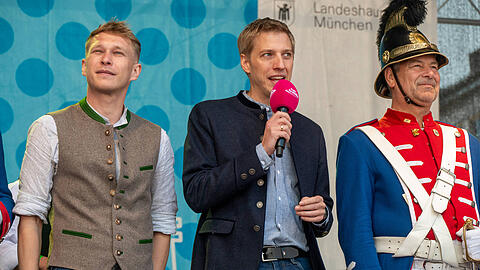 OB Dominik Krause eröffnet gemeinsam mit der Stadtwache Würmesia den 868. Geburtstag der Stadt München. An seiner Seite: Krauses Ehemann Sebastian Müller (l.). OB Dominik Krause eröffnet gemeinsam mit der Stadtwache Würmesia den 868. Geburtstag der Stadt München. An seiner Seite: Krauses Ehemann Sebastian Müller (l.).