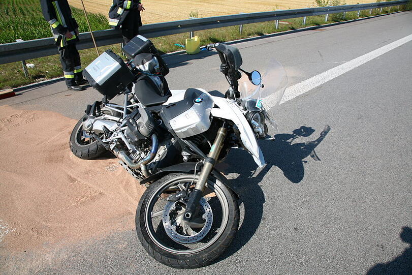 Schwerer Motorradunfall auf der A94 Richtung München: Ein 48-jähriger Motorradfahrer kommt ins Schleudern und stürzt. Er verletzt sich so schwer, dass er noch vor Ort stirbt.