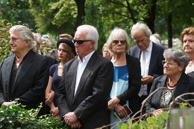 Beerdigung von der Schwabinger Gisela. Die Bilder!