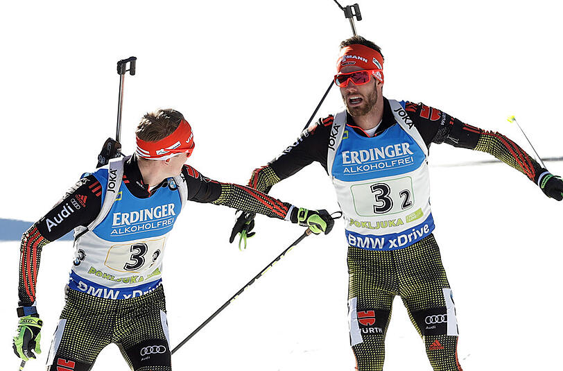 Die deutsche Biathlon-Staffel in der Wechselzone: Matthias Dorfer (r.) übergibt an Benedikt Doll.